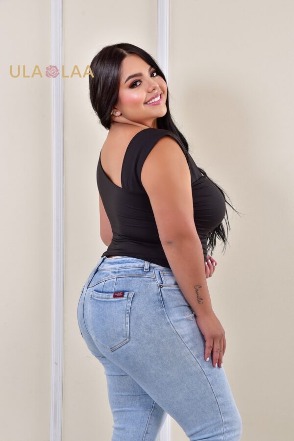 Blusa Negra Fit Confort Asimétrica - Image 2